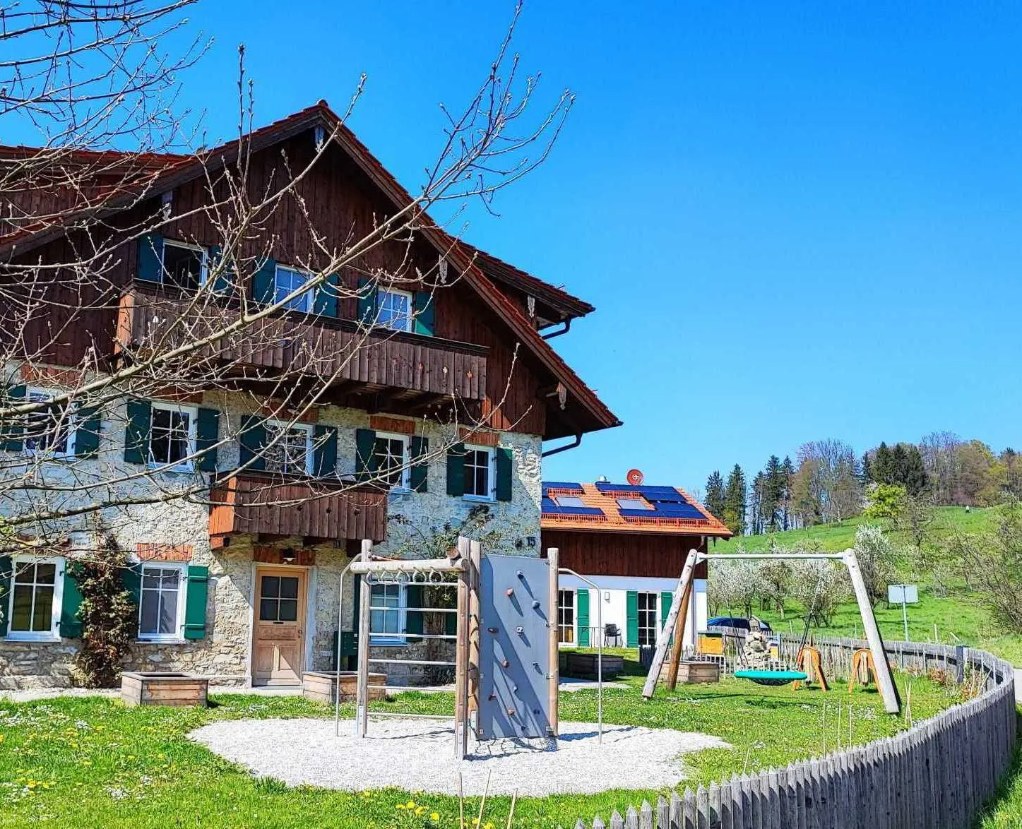Im Rosenhof und dem Kerbhaus in Pinswang/Neubeuern finden heute Kinder ein geschütztes Zuhause.