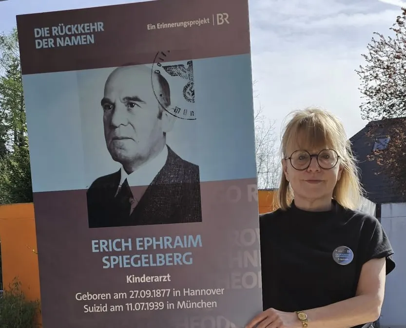 Birgit Thierer vom Familienwerk mit der Erinnerungstafel für Dr. Erich Ephraim Spiegelberg.