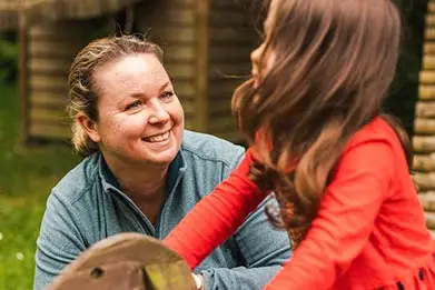 Kinderdorfmutter und Kind auf dem Spielplatz
